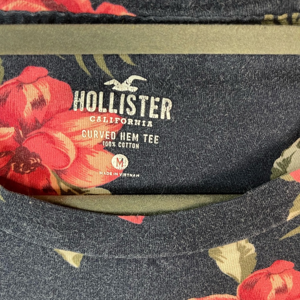 Hollister Men’s Floral Navy Top - Picture 3 of 4